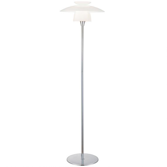 Medium base floor lamp in chrome. The 146 cm high luminaire has a beautiful, homely character and emits pleasant, glare-free ambient light.