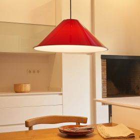 CONIC Pendelleuchte mit groem Schirm Lampe in leuchtend Rot.