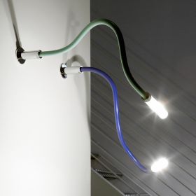 SERPEND wall light with flexible wall arm Frhliche Wandleuchte, hier in Grn und Blau.